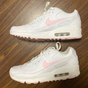 good pair of shoe in really good condition. I barely used this shoe.